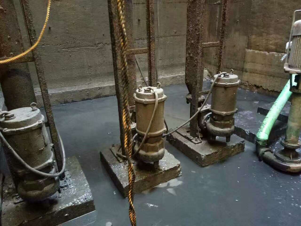 南城污水池清理