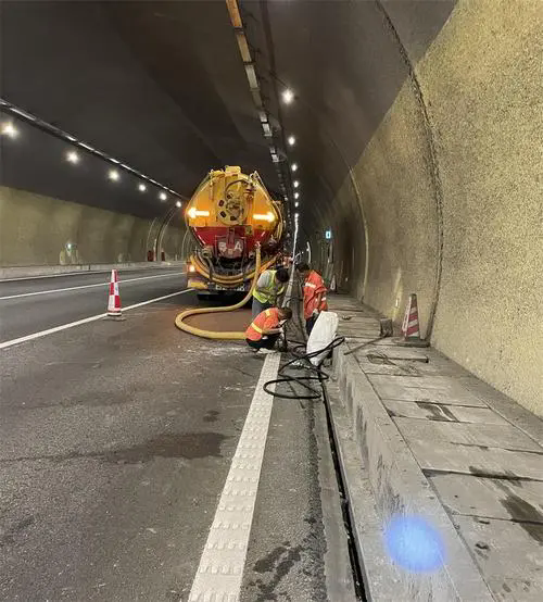 南城隧道排水渠清淤